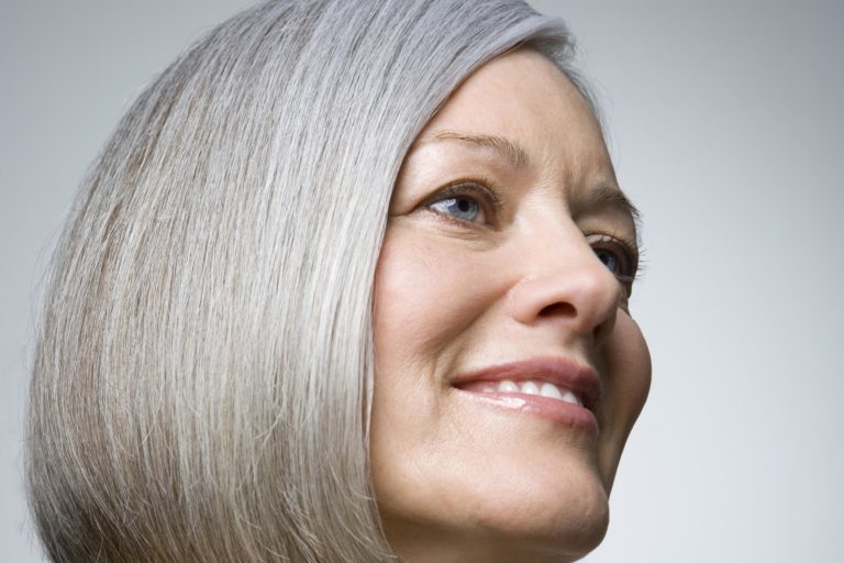 Les cheveux blancs, un signe de vieillesse ou  une tendance ?