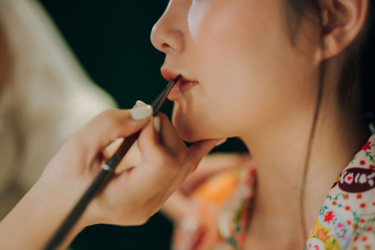 Comment mettre en valeur efficacement les lèvres avec du maquillage ?