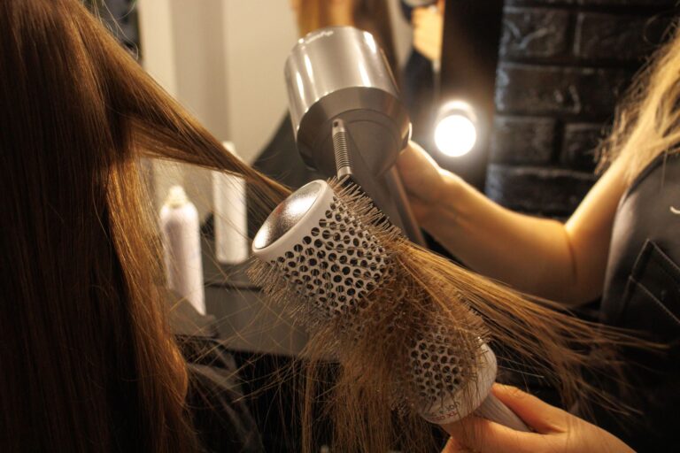 Comment réaliser une coiffure rapide pour les cheveux mi-longs ?