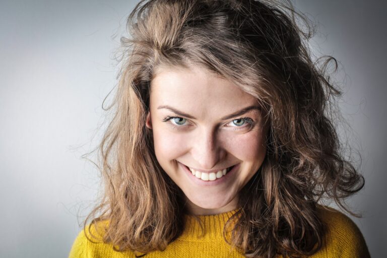 Comment adopter la coiffure effet décoiffé pour un look décontracté ?