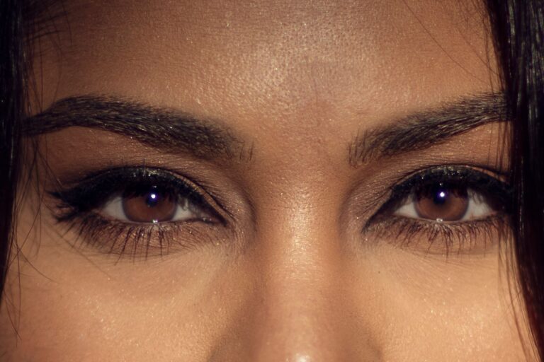Comment mettre en valeur des yeux marrons avec le maquillage ?