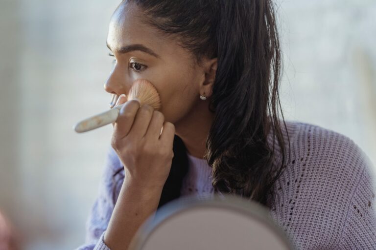 Mélanger maquillage et crème hydratante : comment obtenir un teint léger et lumineux